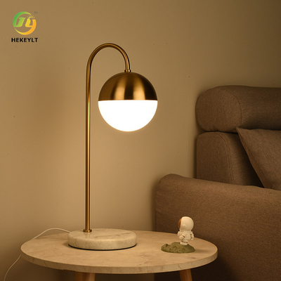 Nordische goldene Kopfende-Tischlampe der Ball-Kunst-LED 25 Watt für Dekorations-Schlafzimmer