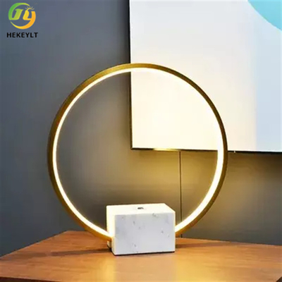 Led Circle kleine moderne Tischlampe weiß und golden, robuster Metallmarmor