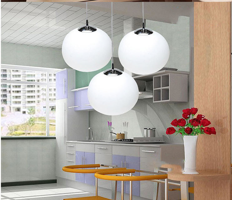 Dekorations-Küchen-Inseln ringsum das Hängen der helle weiße Glaskugel-hängenden Lampe